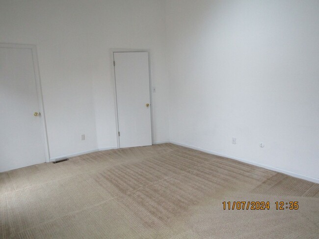 Building Photo - 2 BED / 1.5 BATH CONDO