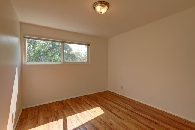 Building Photo - Lovely 4BR 1.75BA Bellevue Tri-Level Home