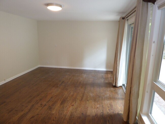 Building Photo - Charming 4 Bed 2.5 Bath + Den Rambler in S...