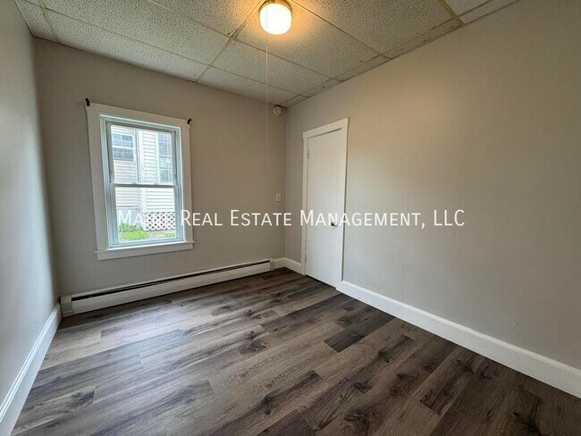 Building Photo - 172 College Ave