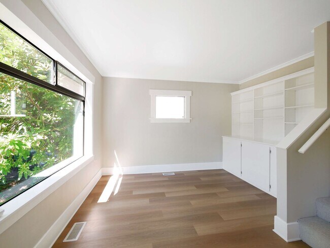 Building Photo - 2 Bed 1.5Bath Single-family House Availabl...