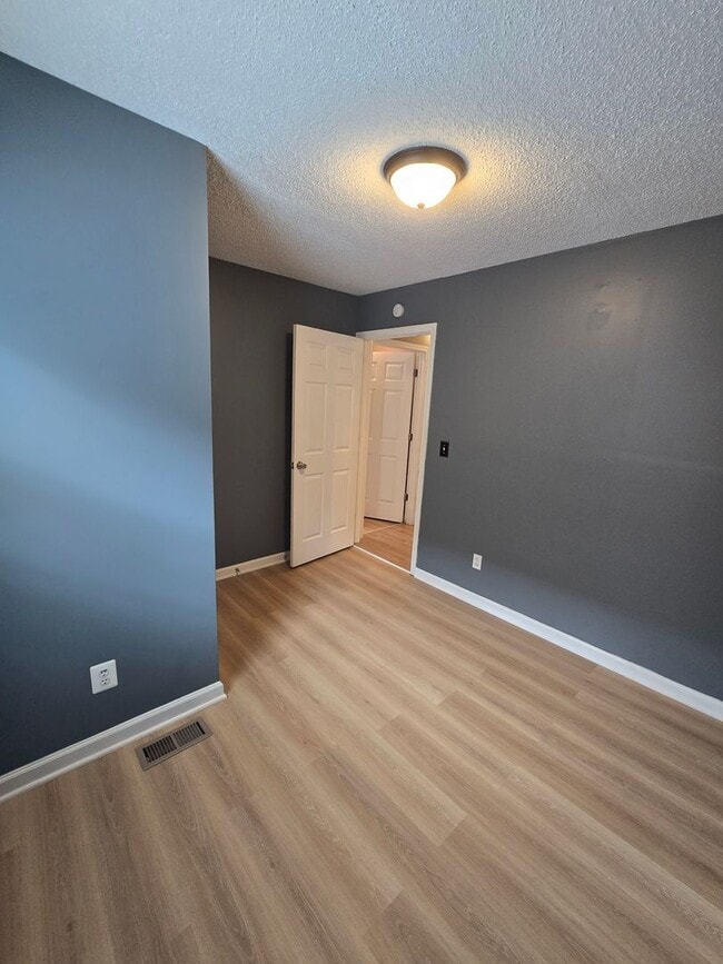 Building Photo - 2 bedroom 1 bath Cute house