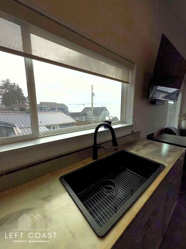 Building Photo - 480 Alsea Ave