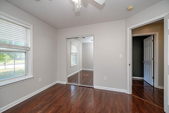 Building Photo - 709 Campusview Dr