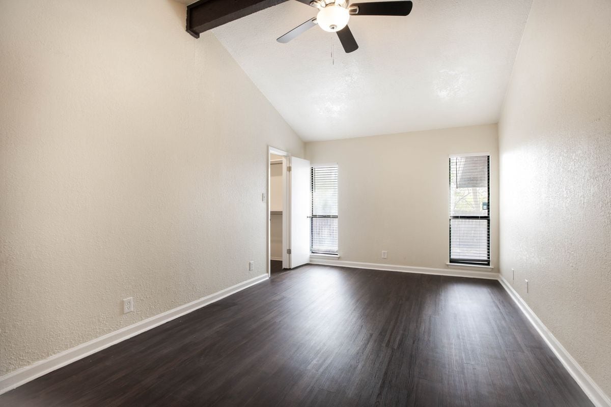 Building Photo - 7506 Lincoln Village Dr