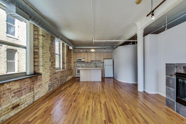 Building Photo - 420 S Clinton St