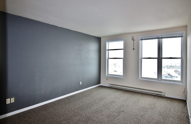 Building Photo - Spacious one bedroom, one bath apartment in town.