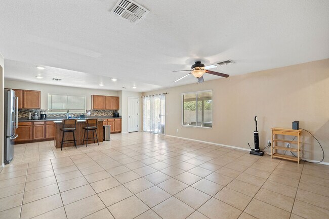 Building Photo - 5840 E Tercel Dr