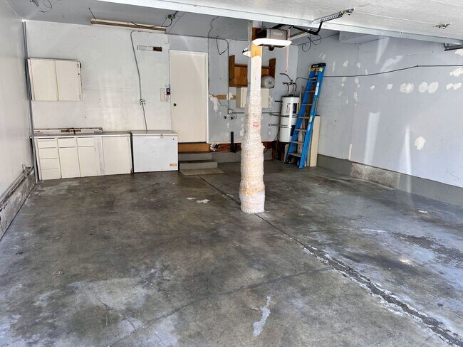 Building Photo - 2 Bed/ 1.5 Bath Condo with 2 car Garage