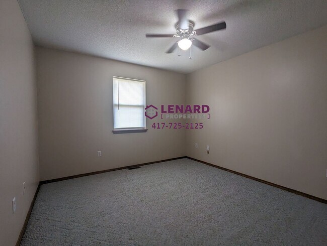 Building Photo - Spacious 3 Bedroom Home with Fenced Back Yard!