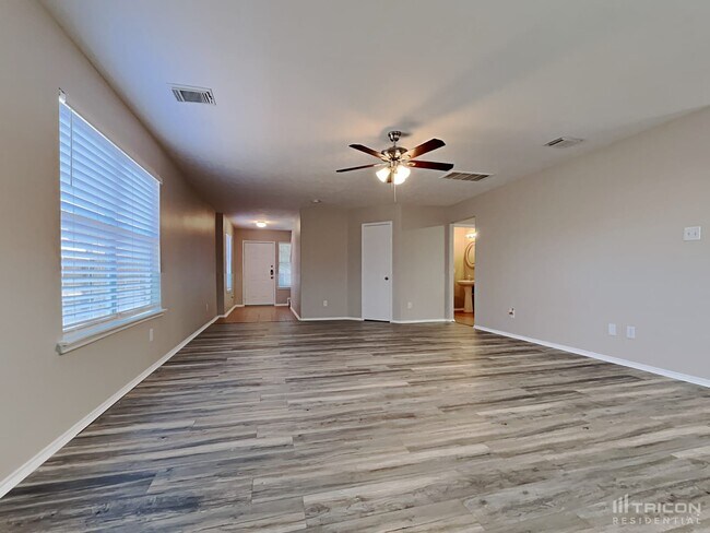 Building Photo - 33111 Cottonwood Bend