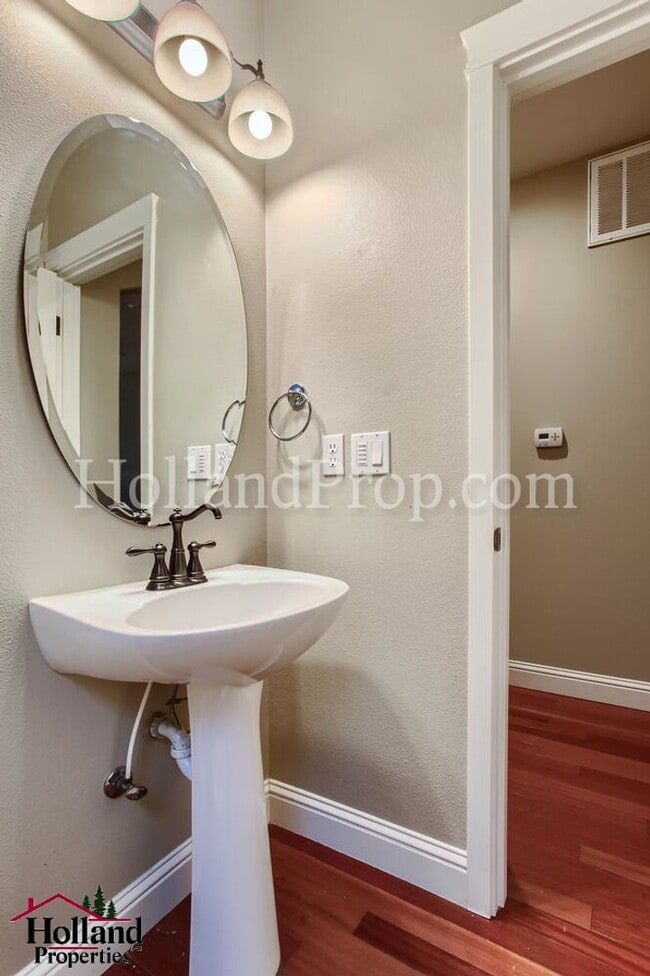 Building Photo - Bright & Spacious 3-Bedroom Hillsboro Home Backing to Green Space!