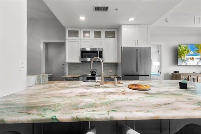 Building Photo - 400 4th Ave S