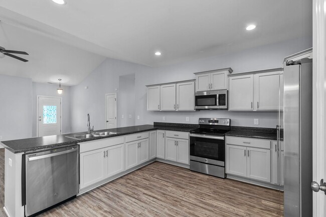 Building Photo - 3 bedroom 2 bathroom with a bonus room