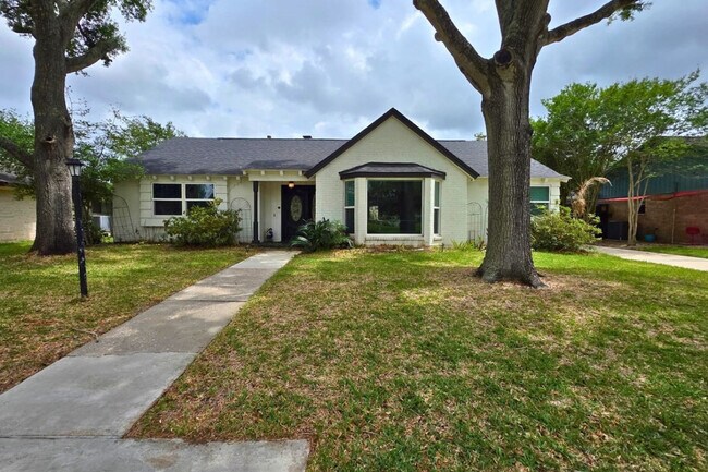 Building Photo - 1810 San Sebastian Ln