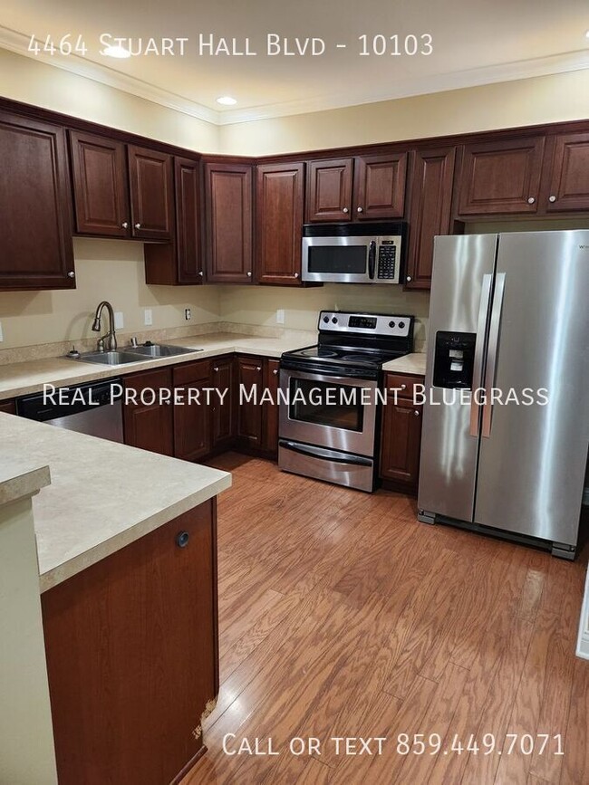 Building Photo - Spacious Townhome in Stuart Hall