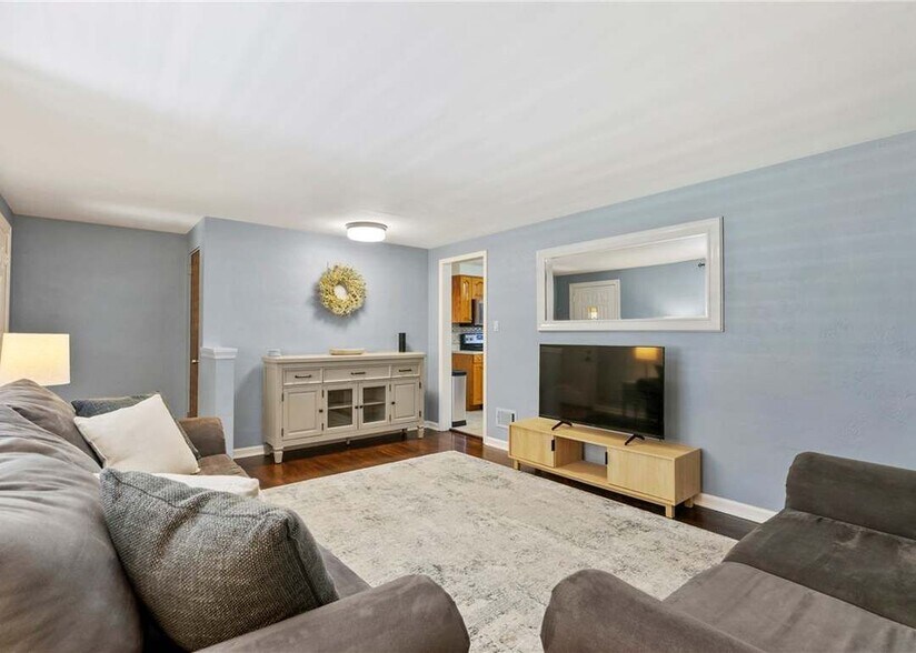 Building Photo - 699 Doris Dr