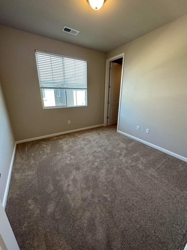 Building Photo - Newer 4 bedroom 3 bath home available