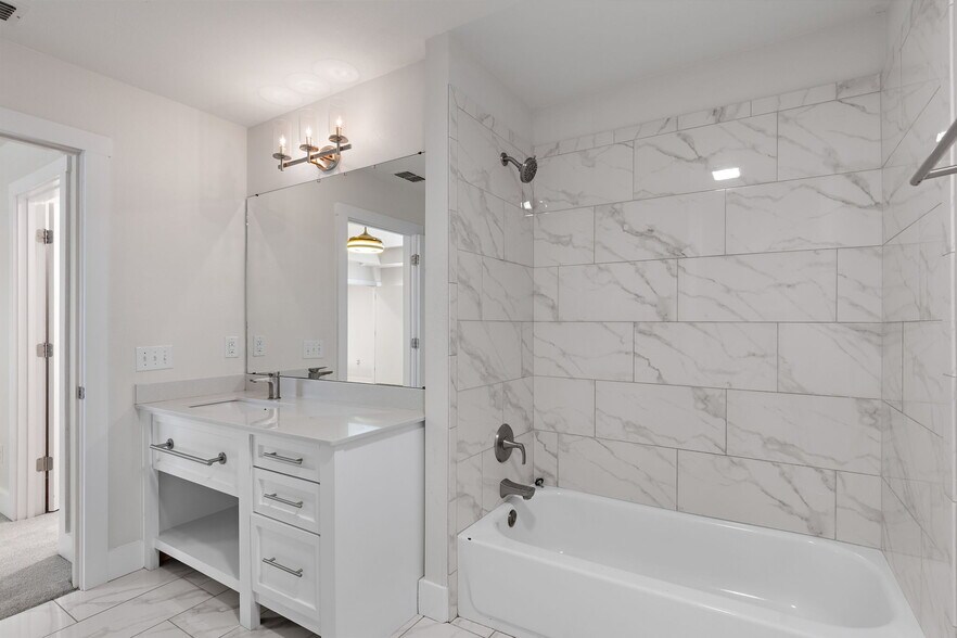 Building Photo - 1735 Woodridge Dr