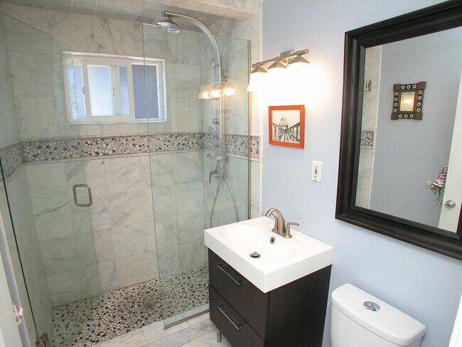 Building Photo - Charming 4-Bed 3-Bath in Paradise Hills