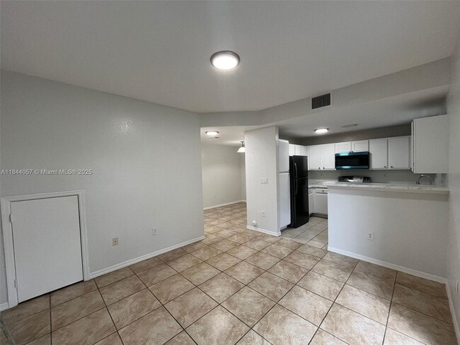 Building Photo - 919 SE 16th Ct