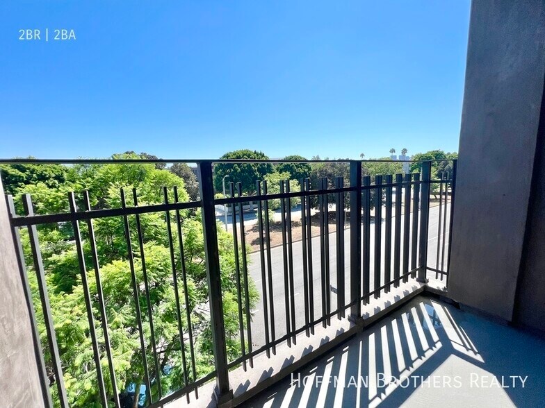 Building Photo - 8813 Burton Way