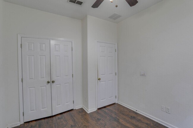 Building Photo - 4977 Pall Mall St W