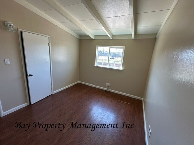 Building Photo - Lovely 3 bedroom 2 bath home with pets considered!