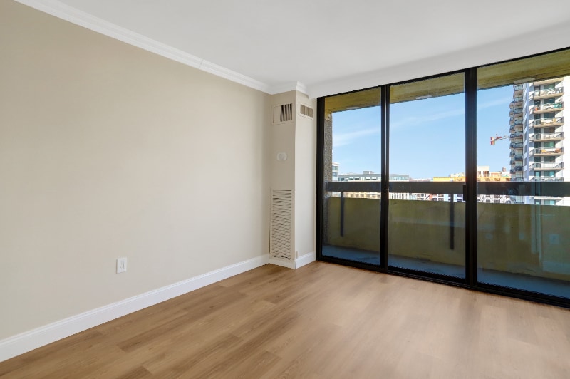 Building Photo - 400 Madison St