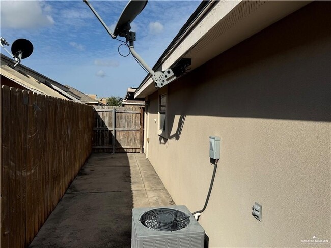 Building Photo - 11 N Ebony St