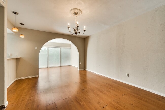 Building Photo - Adorable Townhome featuring 3 Bedrooms + O...