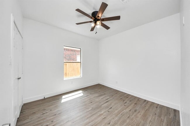 Building Photo - 23714 N Newport Bend