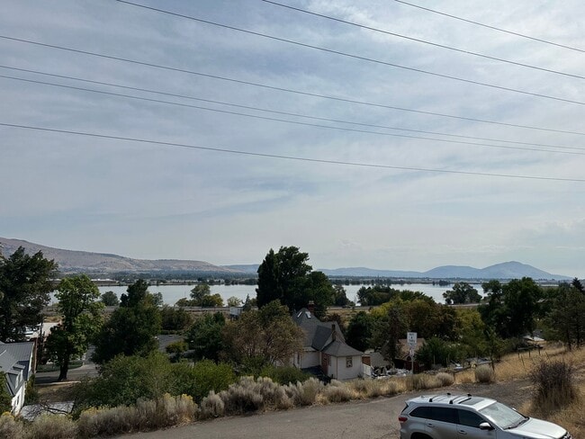 Building Photo - Enoy the picturesque views of Lake Ewauna ...
