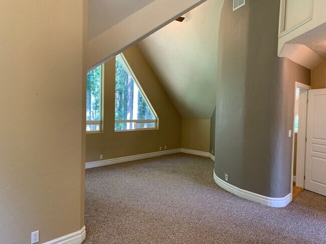 Building Photo - 5 bedroom 3 bathroom gorgeous house with v...