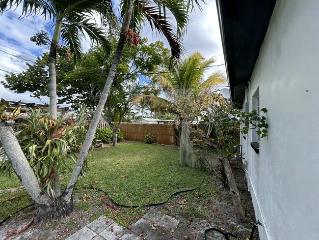 Building Photo - 5839 Daphne Dr