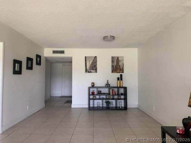 Building Photo - 2850 N Palm Aire Dr