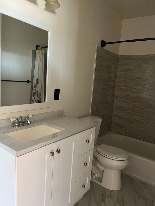 Building Photo - 1 Month Free! Modern 1-Bedroom Apartment i...