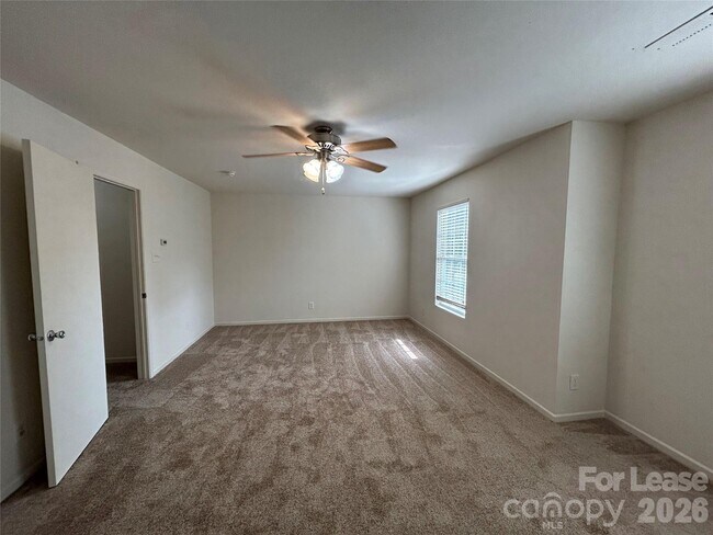 Building Photo - 3015 Meadow Knoll Dr