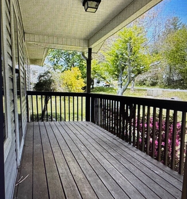 Building Photo - 18 Grove Hills Dr