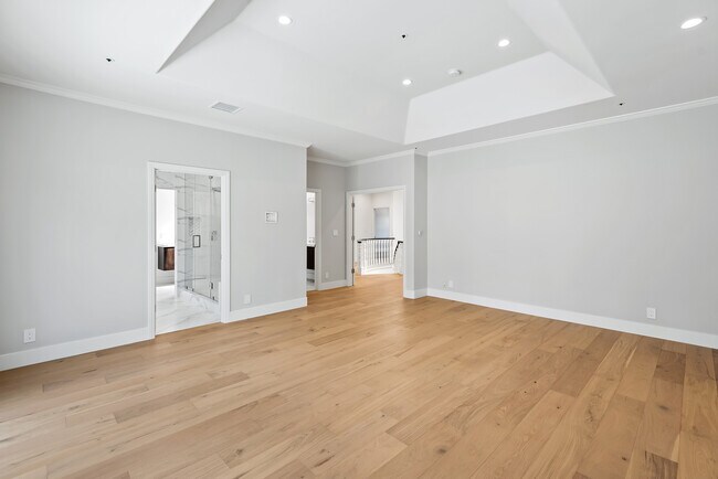 Primary Bedroom - 321 S Swall Dr