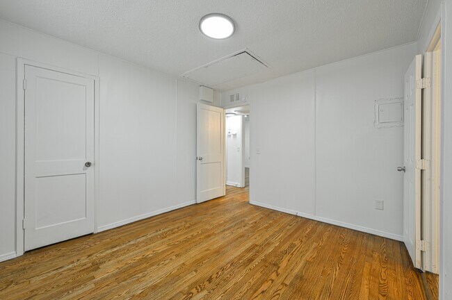 Building Photo - 713 NE 34th Terrace