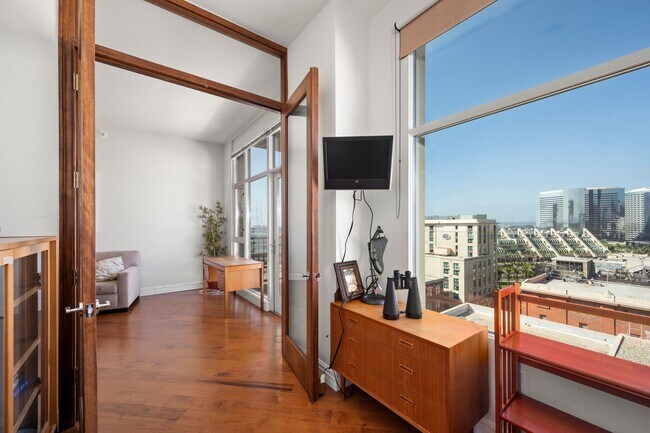 Building Photo - Top Floor Condo in the Gaslamp District!