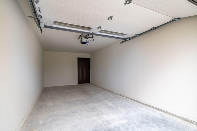 Building Photo - 117 Eiche Dr