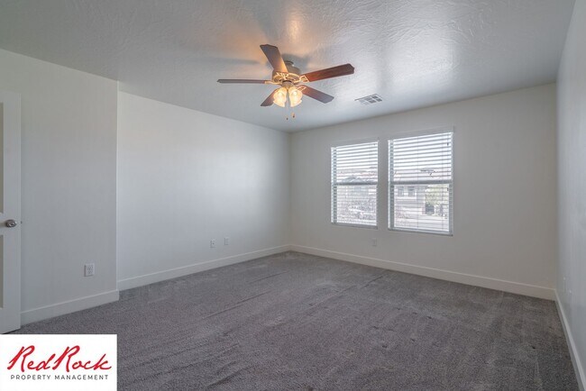 Building Photo - 4 Bed/2.5 Bath Townhome in Desert Bluff!