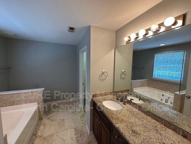Building Photo - 6033 Queens Walk Ct