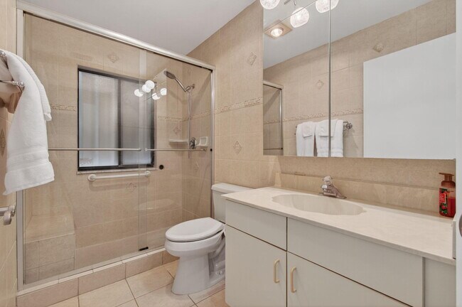 Building Photo - 2925 Riviera Dr