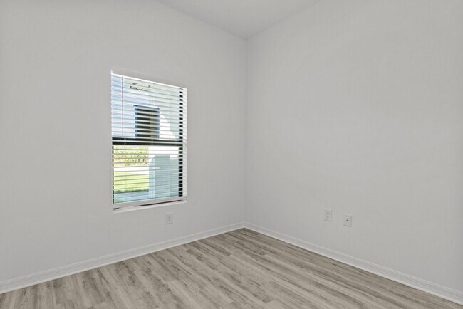 Building Photo - 548 Knapp St