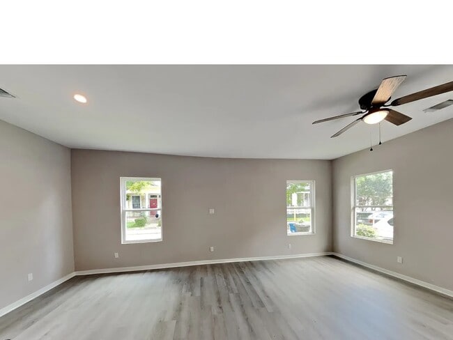 Building Photo - 138 Hess St