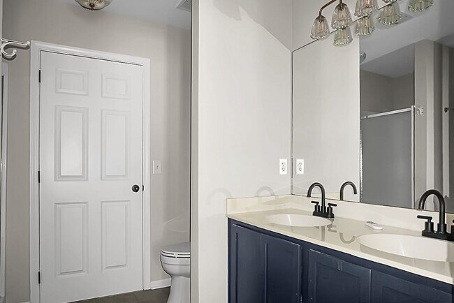 Building Photo - 3 bedroom, 2.5 Townhome