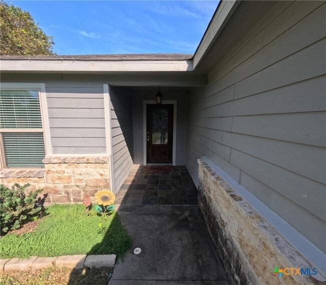 Building Photo - 2902 Lenora Dr